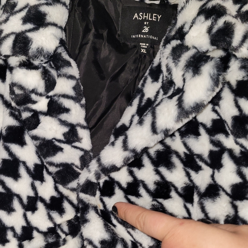 Faux Fur Black and White Houndstooth Coat - Picture 4 of 5
